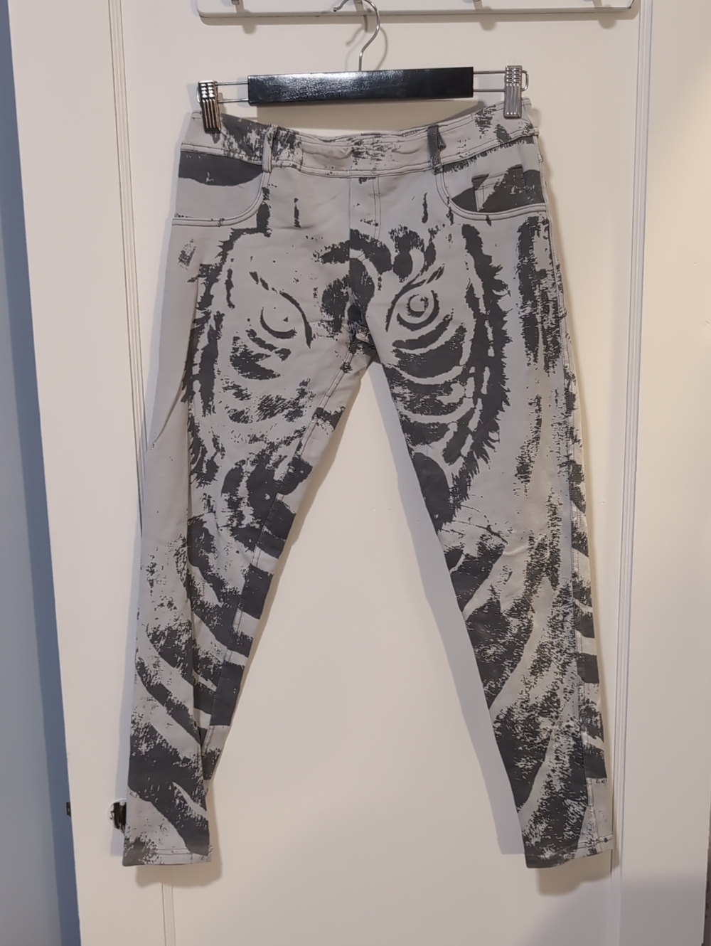 Indah Gray & White Tiger Face Print Leggings